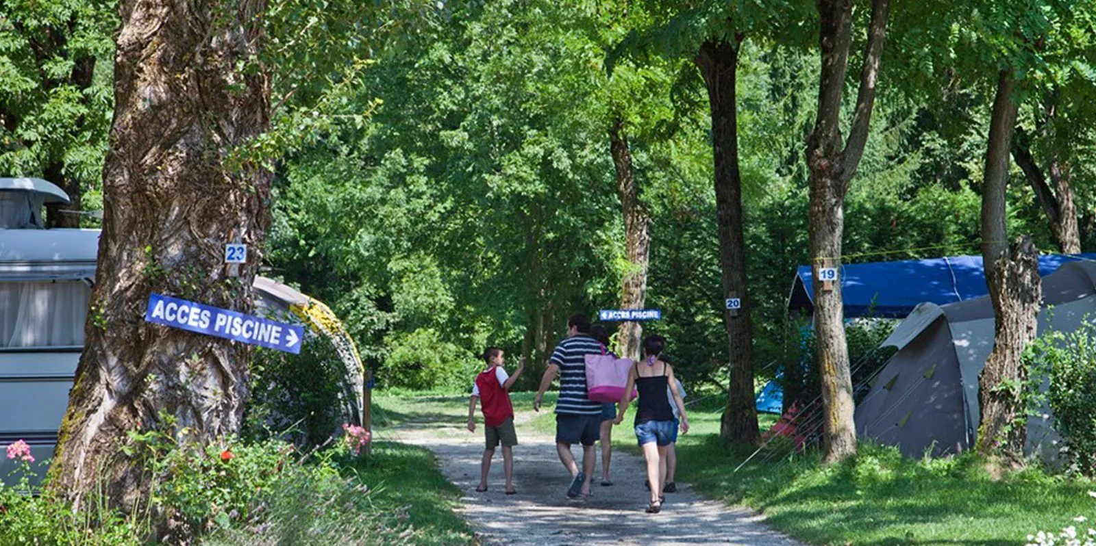 Allée des emplacements du Camping des Neiges