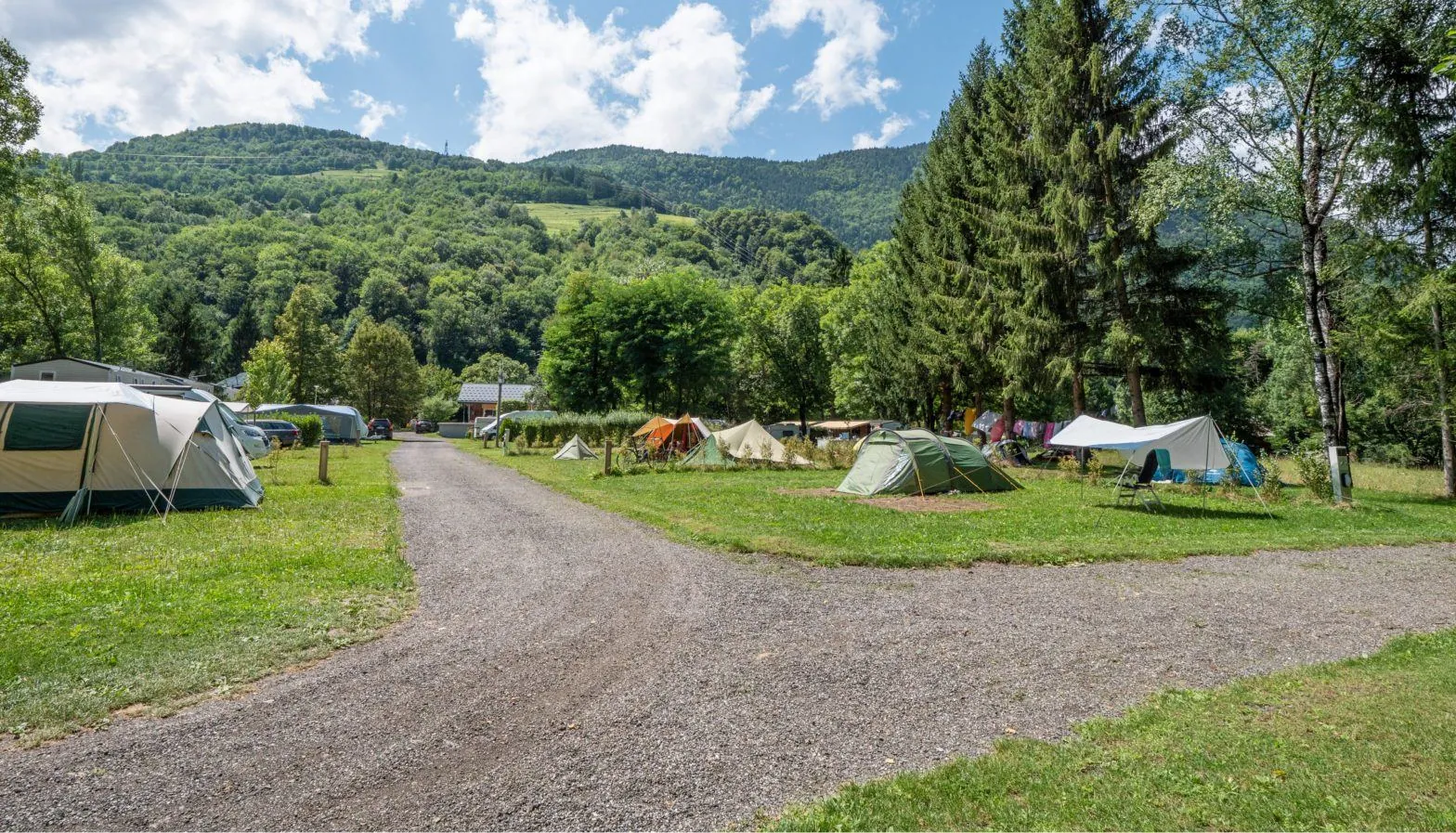 Emplacements ombragés du Camping des Neiges