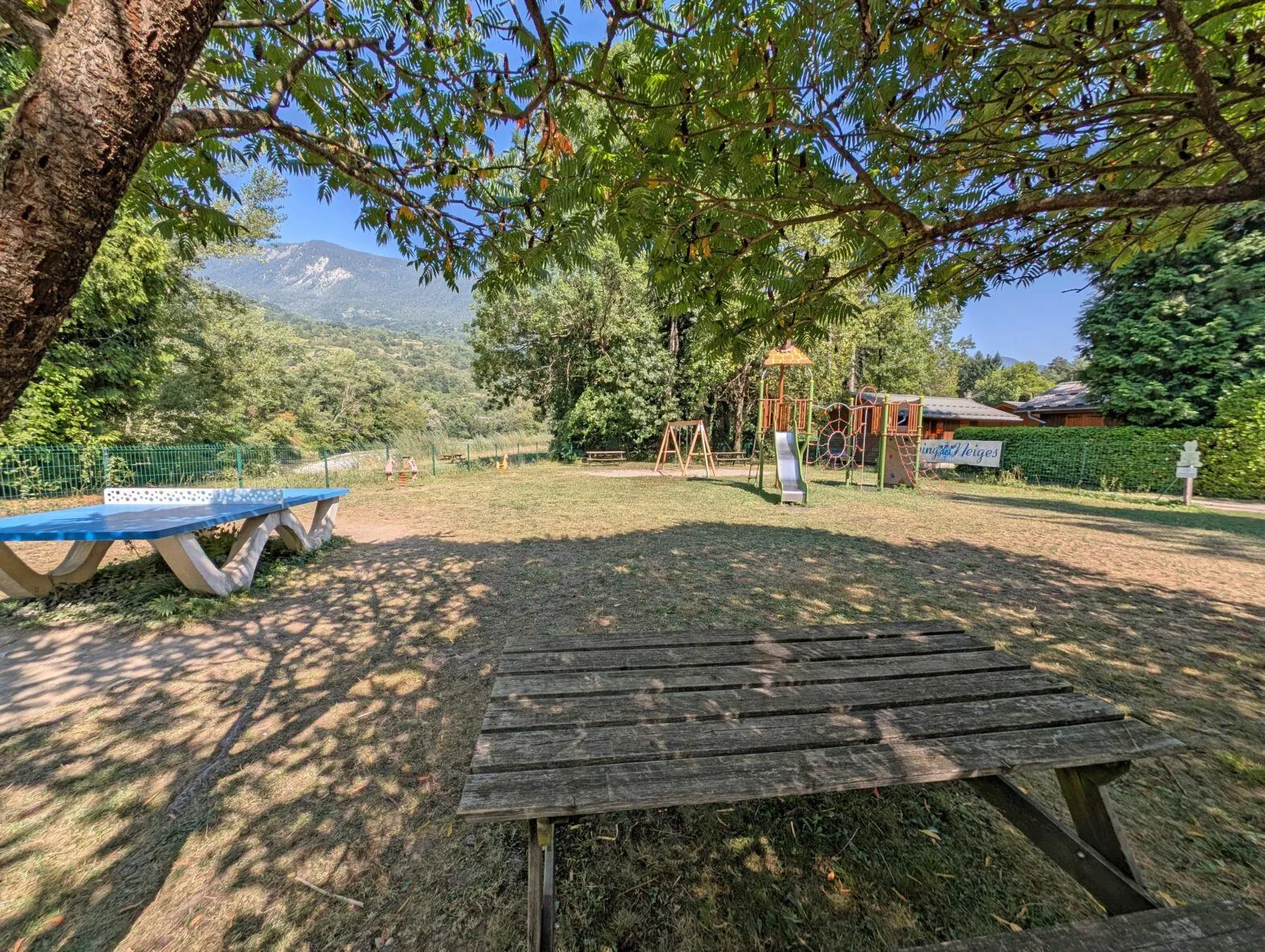 Chalet et terrasse au Camping des Neiges