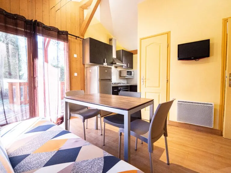 Wohnbereich eines Chalets auf dem Camping des Neiges