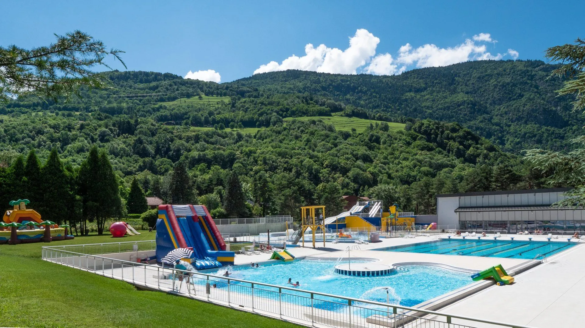 Schwimmbad in der Nähe des Campingplatzes