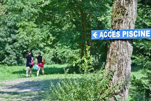 Bord met toegang tot het zwembad vanaf de camping