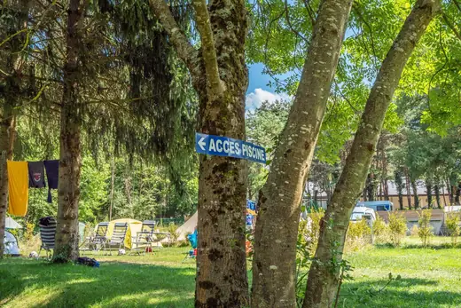 Bord met toegang tot het zwembad vanaf de camping