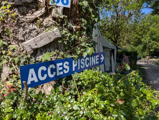 Bord met toegang tot het zwembad vanaf de camping