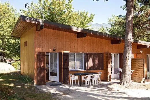 Houten chalet op Camping des Neiges in de Savoie