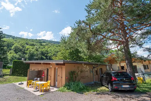Houten chalet op Camping des Neiges in de Savoie