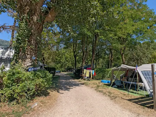 Kampeerplaats voor tent en caravan op Camping des Neiges in de Savoie