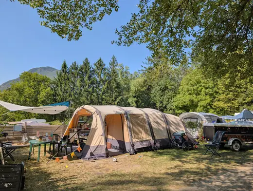 Kampeerplaats voor tent en caravan op Camping des Neiges in de Savoie