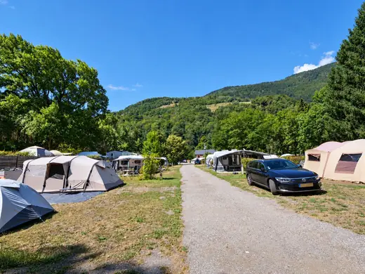 Kampeerplaats voor tent en caravan op Camping des Neiges in de Savoie