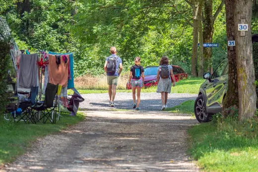 Gezin dat wandelt over de lanen van de camping