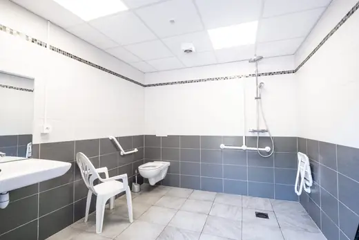 Nieuw, kleurrijk sanitair van Camping des Neiges