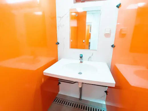 Nieuw, kleurrijk sanitair van Camping des Neiges