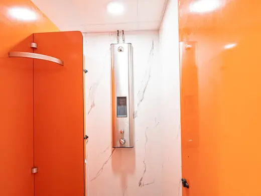 Nieuw, kleurrijk sanitair van Camping des Neiges