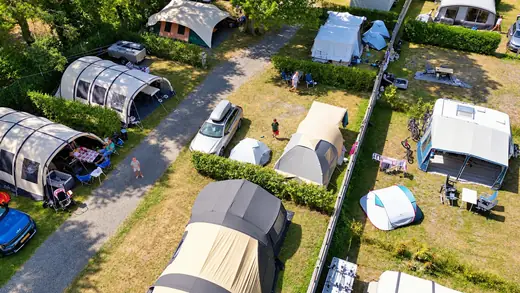Luchtfoto van de kampeerplaatsen van Camping des Neiges in de Savoie