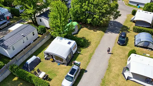 Luchtfoto van de kampeerplaatsen van Camping des Neiges in de Savoie