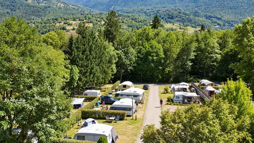 Luchtfoto van de kampeerplaatsen van Camping des Neiges in de Savoie