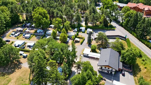 Luchtfoto van de kampeerplaatsen van Camping des Neiges in de Savoie