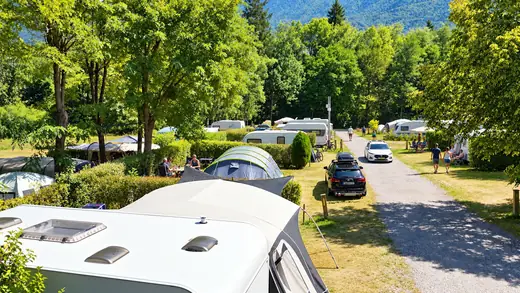 Luchtfoto van de kampeerplaatsen van Camping des Neiges in de Savoie