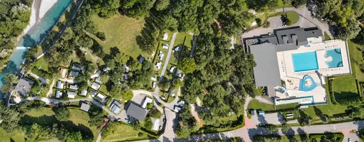 Luchtfoto van de camping en het zwembad, Grand-Aigueblanche